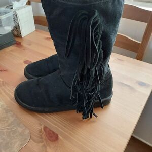 -Steve Madden Women's pull on  Black fringy boots size  8.5  VGC